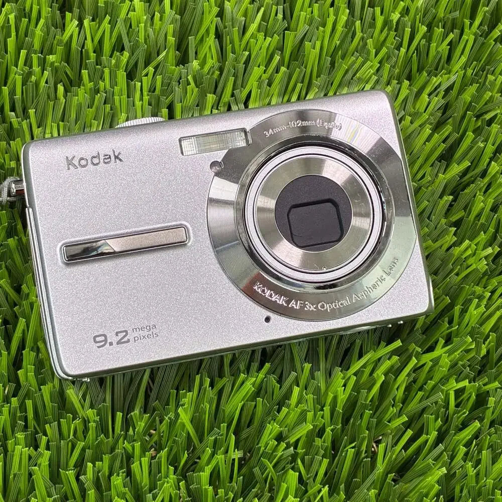 Kodak EasyShare M320 9.2MP Digital Camera with Kastar Charger, Battery, and 1GB